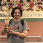 soy yo en los Archivos Disney sosteniendo uno de los premios que Walt Disney recibió